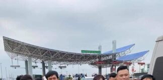 Chú rể Hải Phòng, cô dâu Quảng Ninh trao lễ ngay trạm thu phí, trao xong thì họ nào về nhà họ nấy