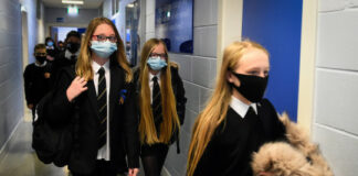 Học sinh phải đeo khẩu trang trong lớp khi đi học lại