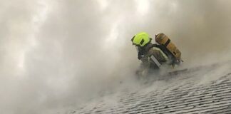 Bác sĩ Anh dũng cảm lao vào đám cháy để cứu lô vắc-xin Covid-19